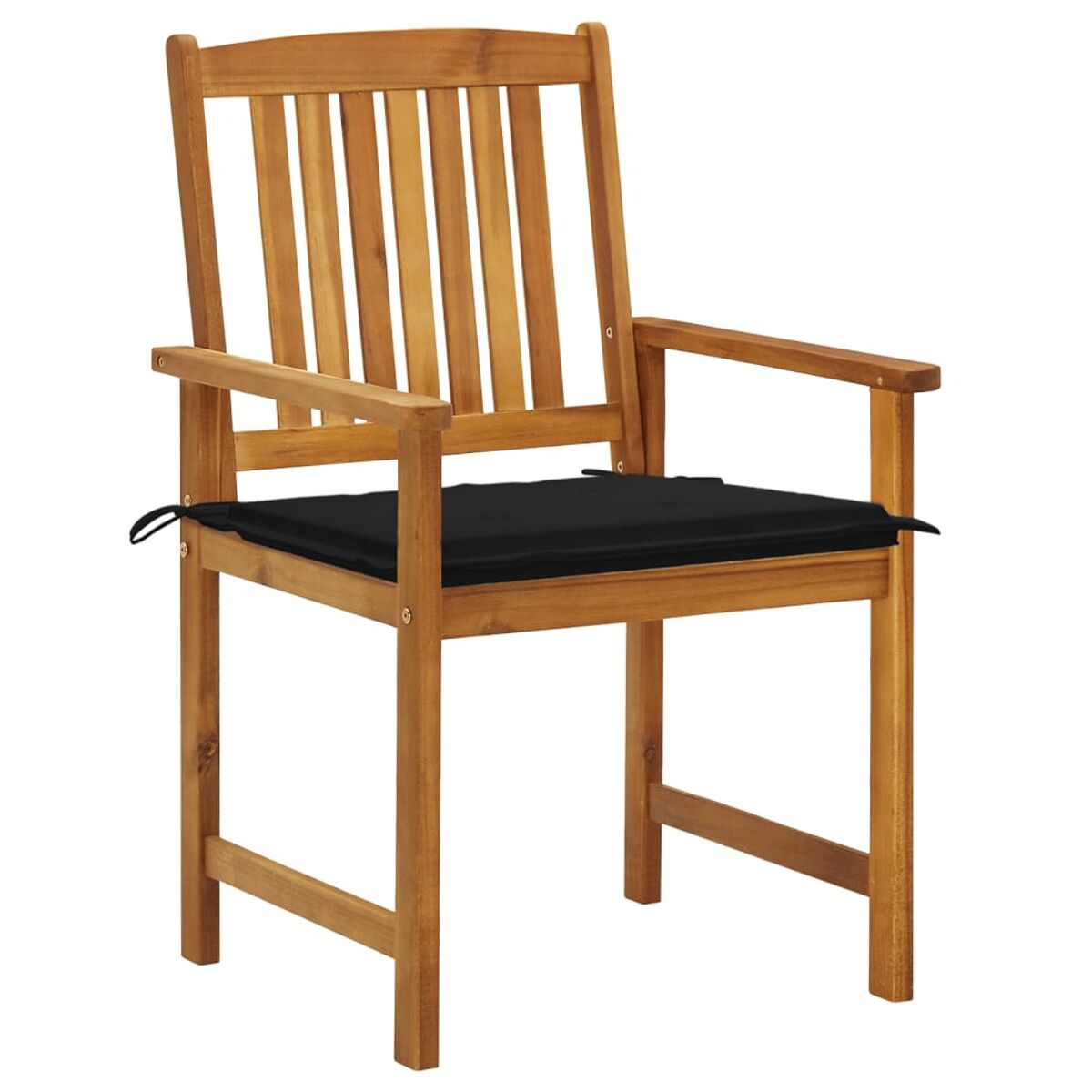 Holzstuhl mit schwarzem Kissen. Der Stuhl hat Armlehnen und eine Lattenlehne.