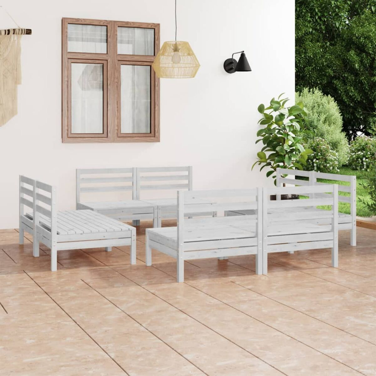 Weißes Holz-Outdoormöbelset, einschließlich Bänken. Die Szene ist auf einer Terrasse mit weißer Wand und Bäumen im Hintergrund.