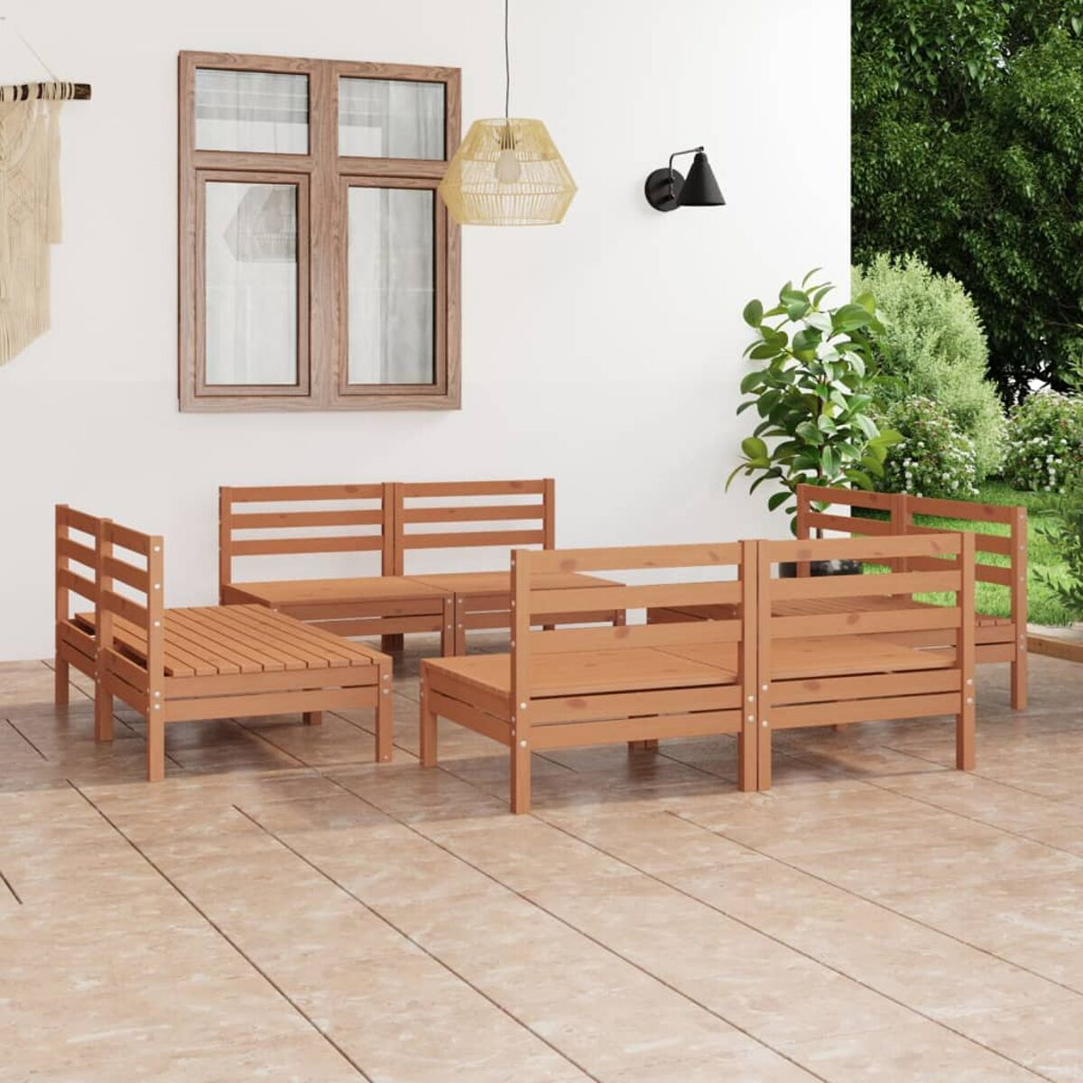 Terrassenmöbel-Set aus Holz mit vier Sitzgelegenheiten, vor einer weißen Wand.