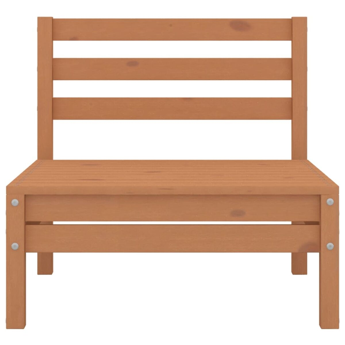 Ein Holzstuhl vor weißem Hintergrund. Der Stuhl hat eine Lattenlehne.