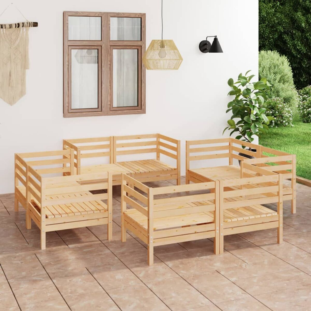 Holz-Outdoor-Sitzgruppe. Braunes Holz mit weißer Wand und grünen Bäumen im Hintergrund.