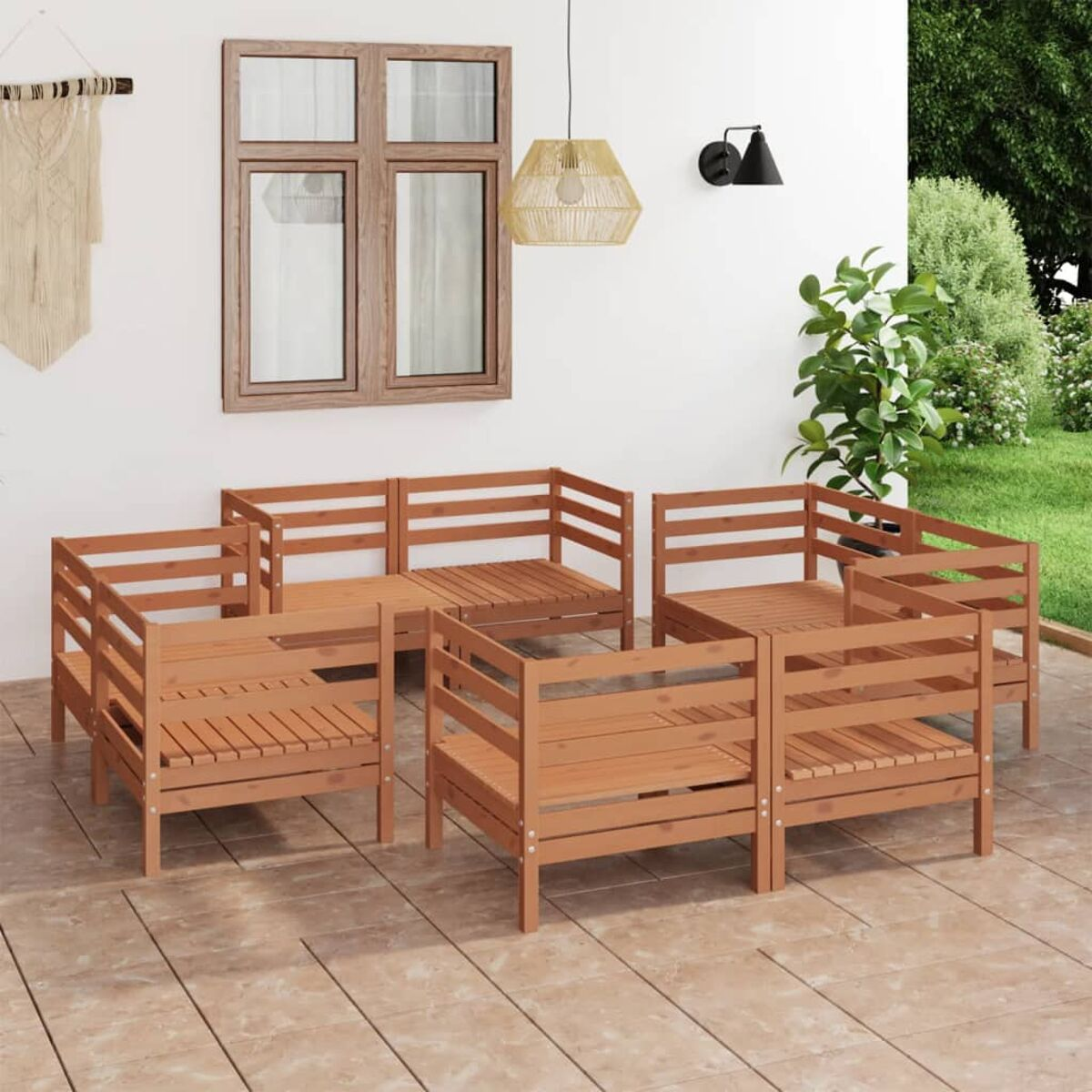 Terrassenmöbel-Set aus Holz mit vier Sitzelementen, vor einer weißen Wand, auf einer gefliesten Terrasse.