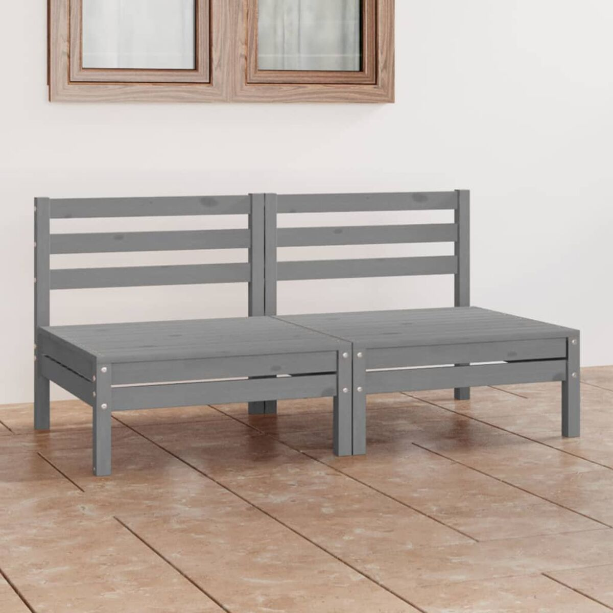 Zwei graue Holzbänke auf einer braunen gefliesten Terrasse.