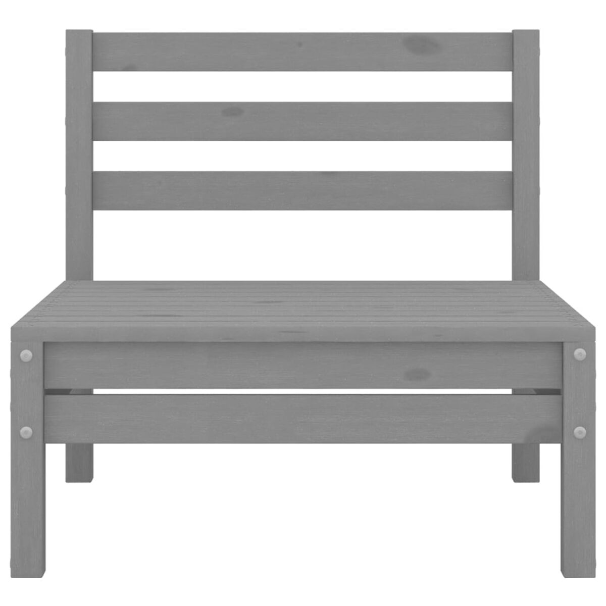 Grauer Holzstuhl mit Sitz und Rückenlehne. Der Hintergrund ist weiß.
