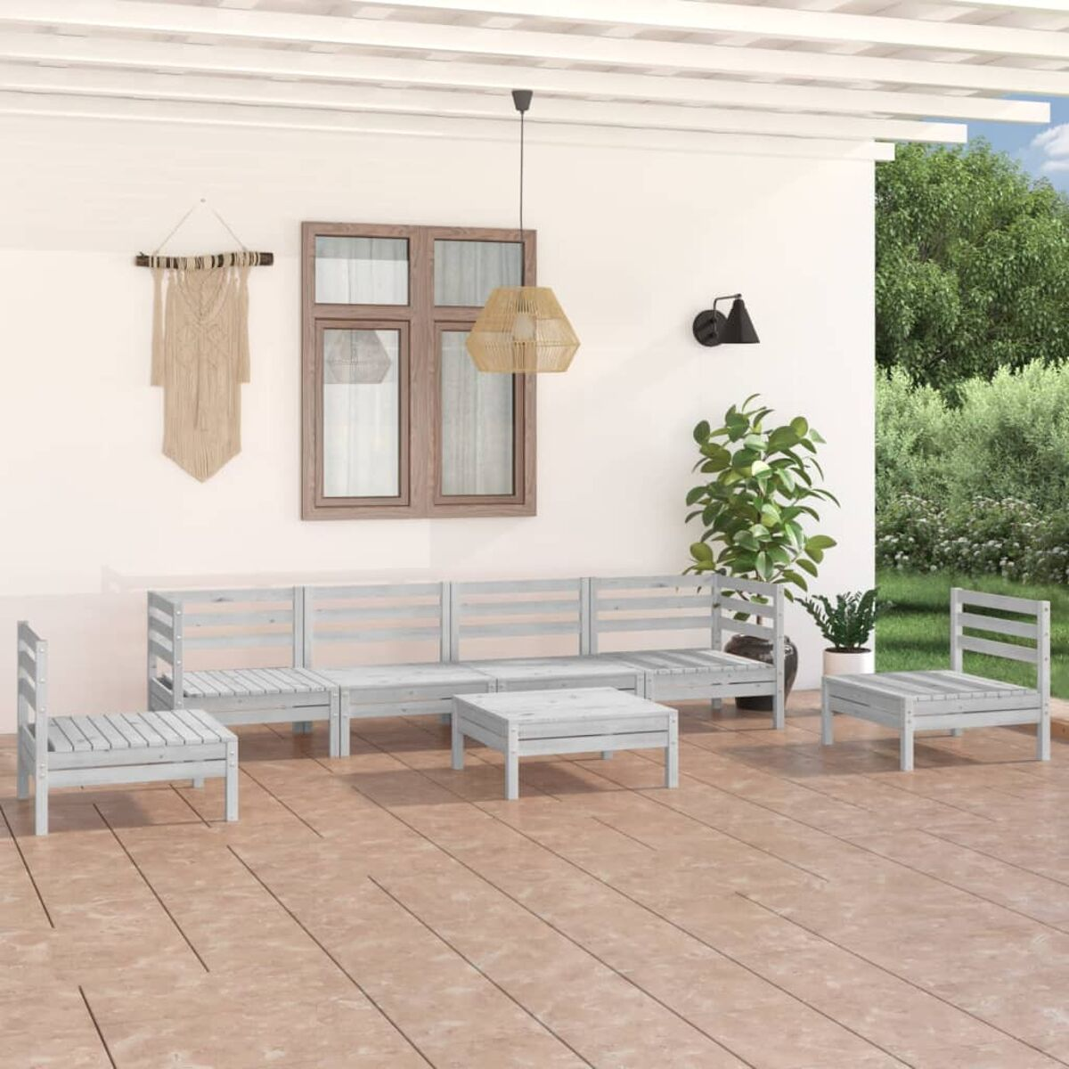 Terrassen-Set mit weißen Holzmöbeln und einem hellbraunen Akzent.