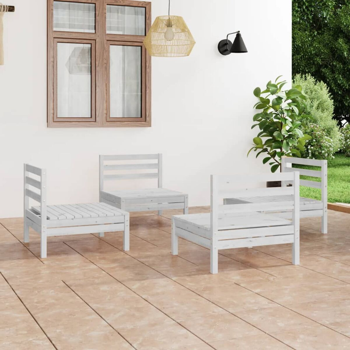Terrassenmöbel im Freien. Weiße Stühle und ein Tisch auf einem Holzdeck. Weiße Wände.