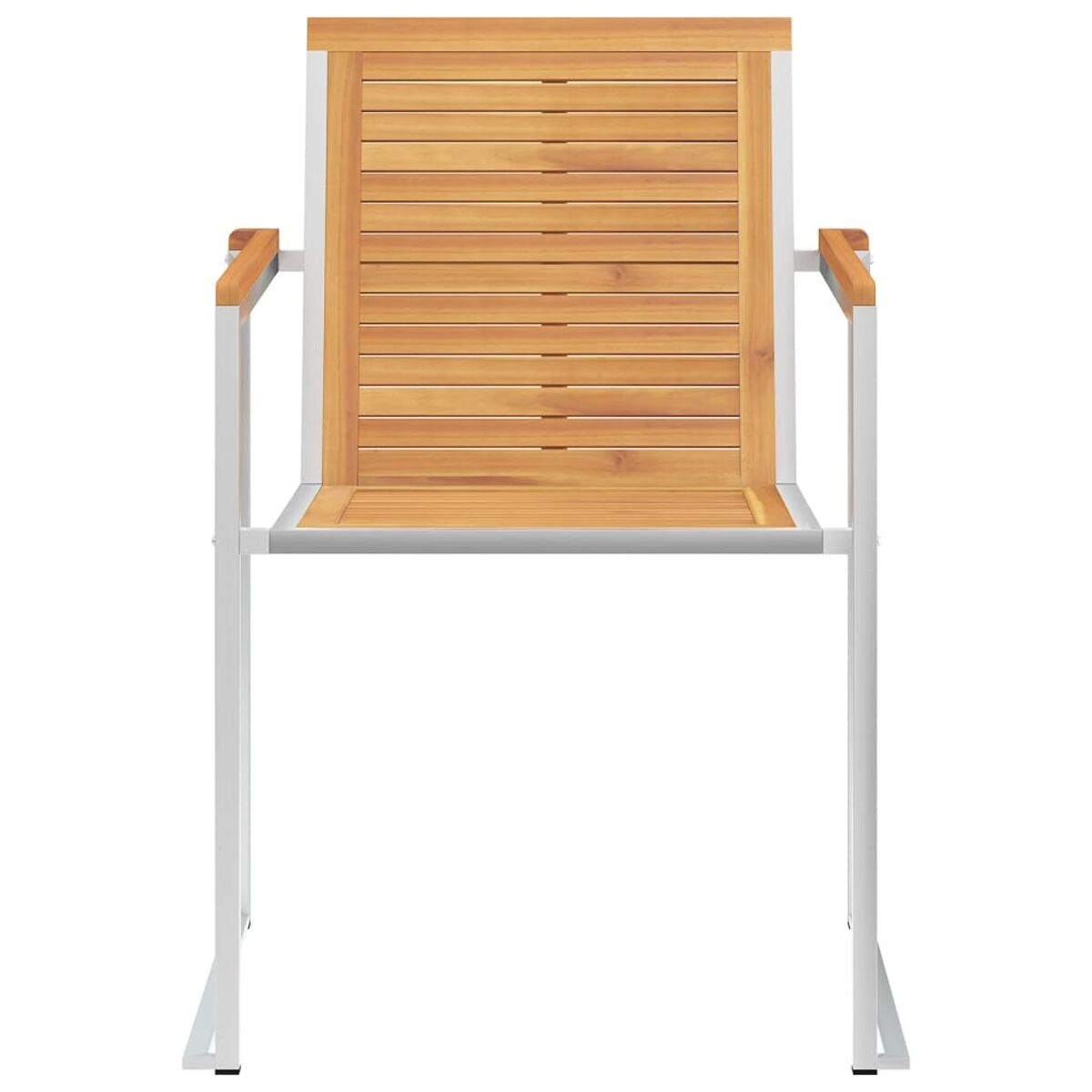 Ein Holzstuhl mit Armlehnen, Sitz und Rückenlehne aus horizontalen Holzlatten. Der Hintergrund ist weiß.