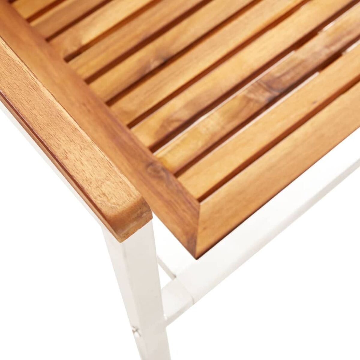 Primer plano de una mesa de madera con marco blanco. Listones de madera en la parte superior.
