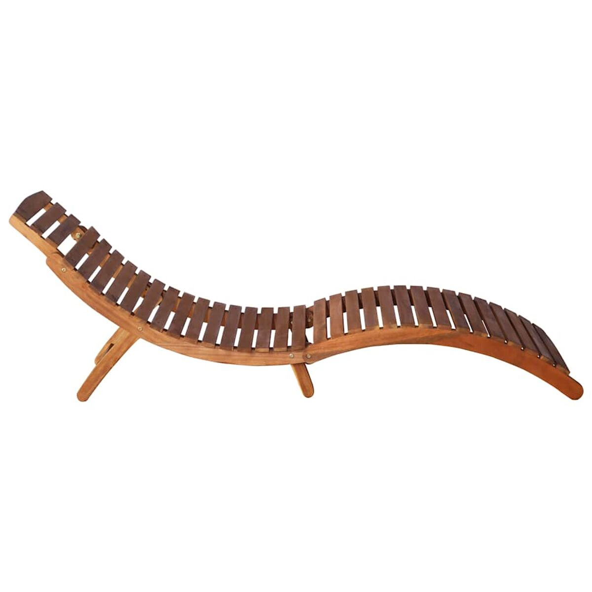 Ein Holzliegestuhl mit geschwungenem Design und Lamellen. Er steht auf weißem Grund.