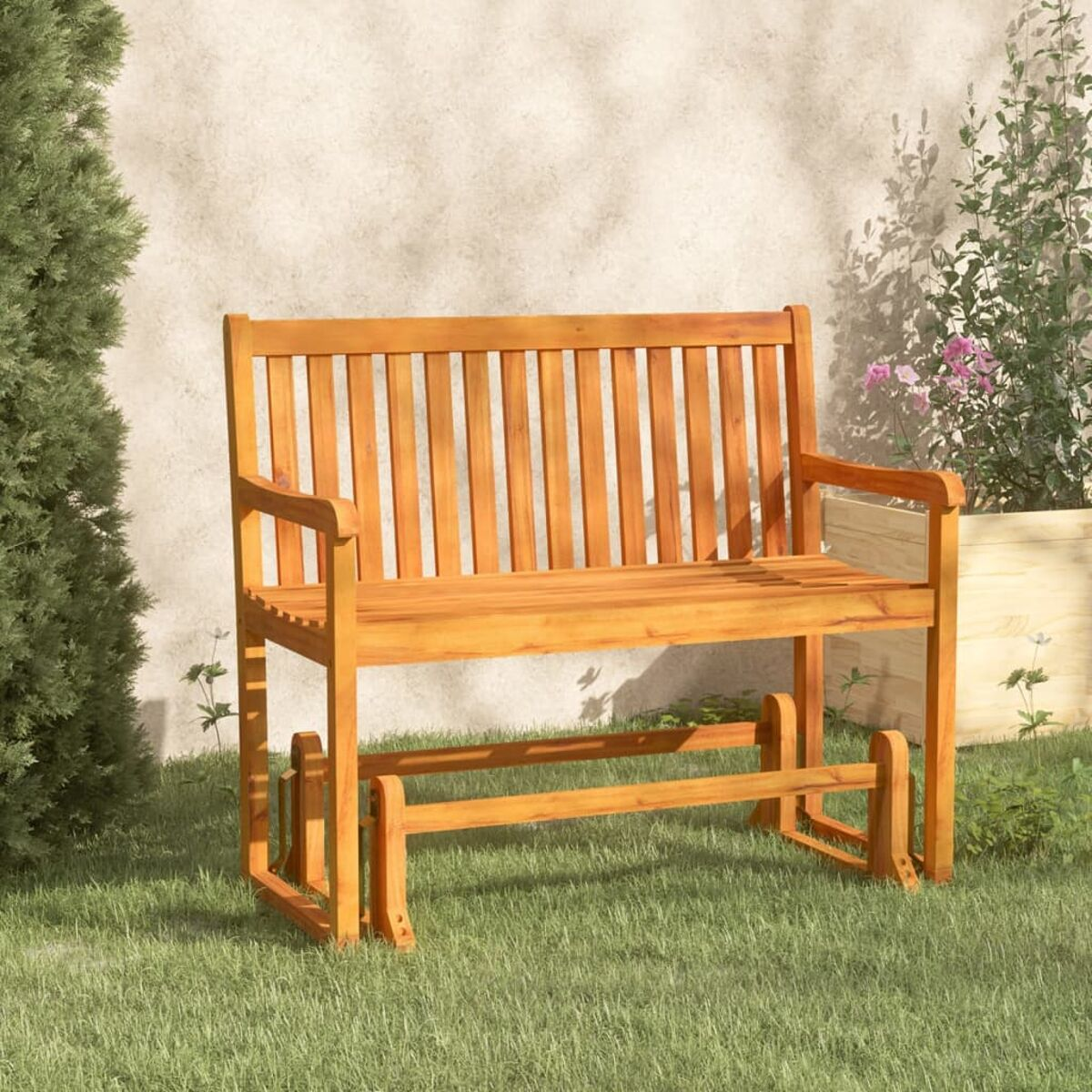 Gleitsitzbank aus Holz. Braunes Holz, vertikale Lamellen, grüner Hintergrund.