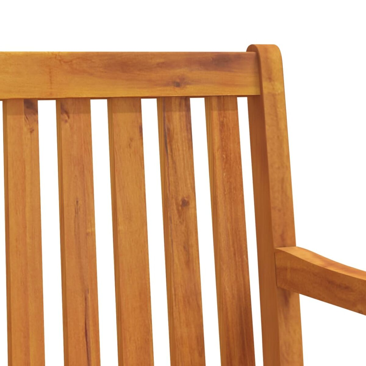 Nahaufnahme einer Holzbank mit vertikalen Lamellen, Holzmaserung sichtbar.
