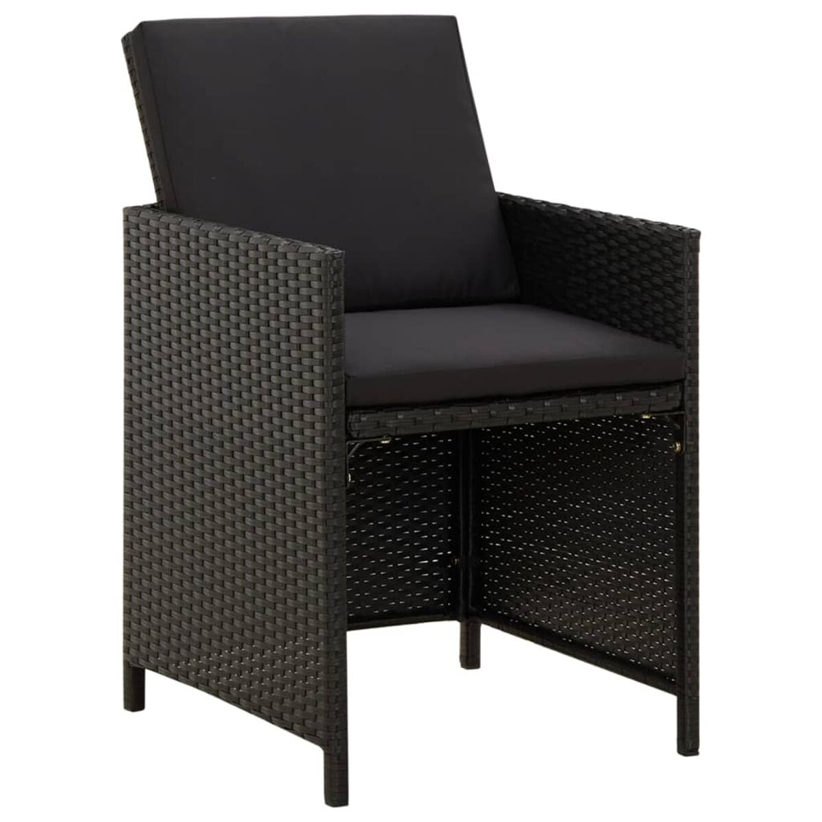Ein schwarzer Rattan-Stuhl mit Armlehnen. Er hat einen gewebten Sitz und eine gepolsterte Rückenlehne.