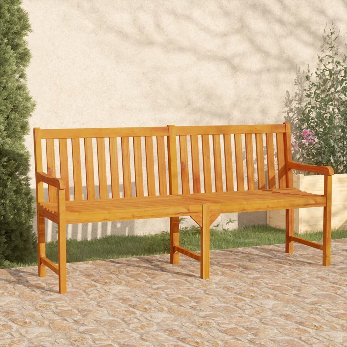 Gartenbank aus Holz. Zwei Sitze mit Armlehnen. Auf Steinpflasterung.