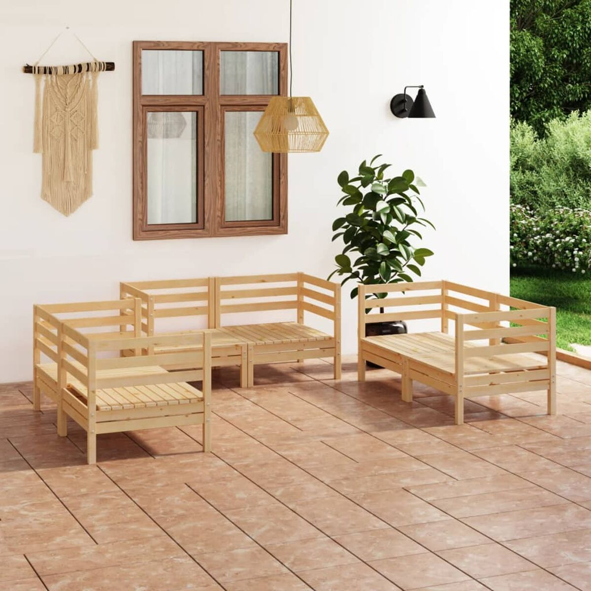 Holz-Outdoormöbelset. Das Set umfasst ein Sofa, zwei Stühle und eine Bank auf einer Terrasse mit weißem Hintergrund.