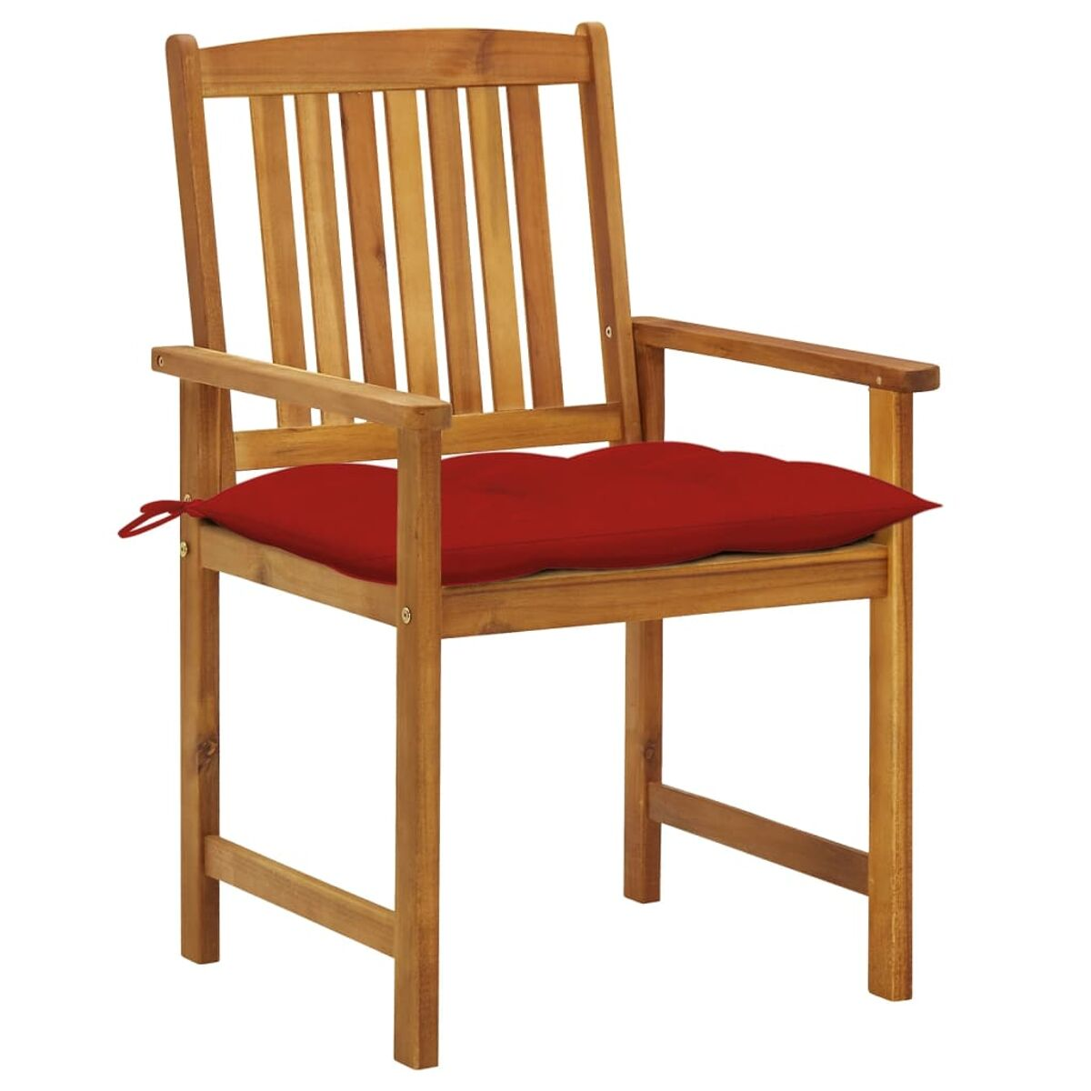 Ein Holzstuhl mit rotem Kissen, Armlehnen und Lattenrücken auf weißem Hintergrund.