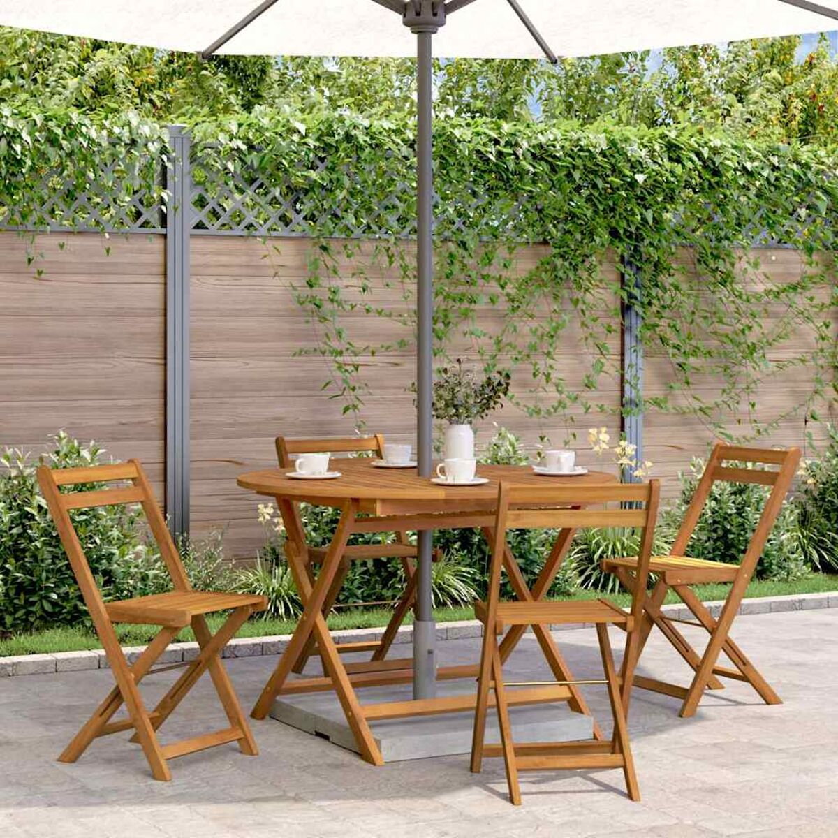 Essgruppe aus Holz für den Außenbereich mit Sonnenschirm. Enthält Tisch und Stühle.