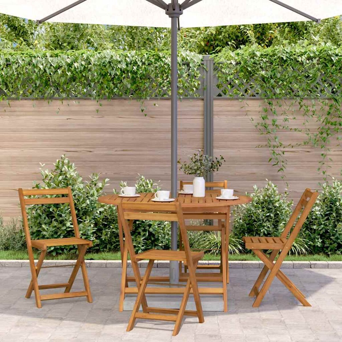 Essgruppe im Freien mit Tisch, Stühlen und Sonnenschirm. Die Szene ist in einem Garten.