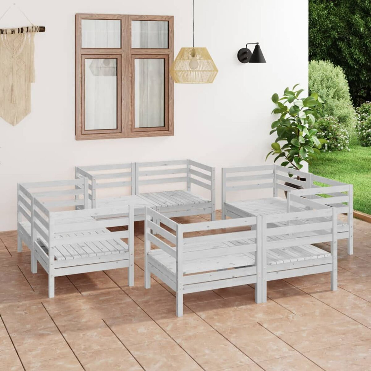 Terrassenmöbel-Set mit weißen Holzmöbeln. Die Szene befindet sich auf einer gefliesten Terrasse.