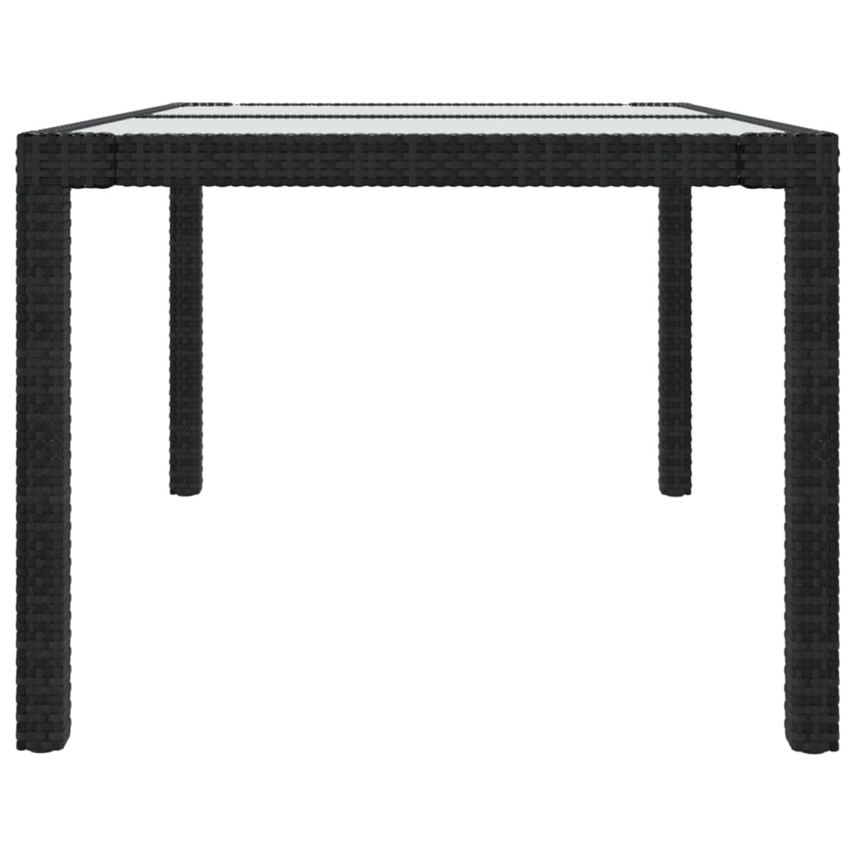 Quadratischer schwarzer Rattantisch mit Glasplatte, freigestellt.