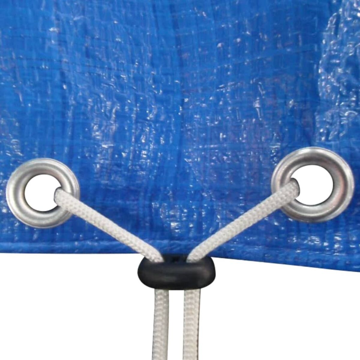 Nahaufnahme einer blauen Plane. Zwei silberne Ösen mit einem weißen Seil, das an einem schwarzen Kunststoffteil befestigt ist.