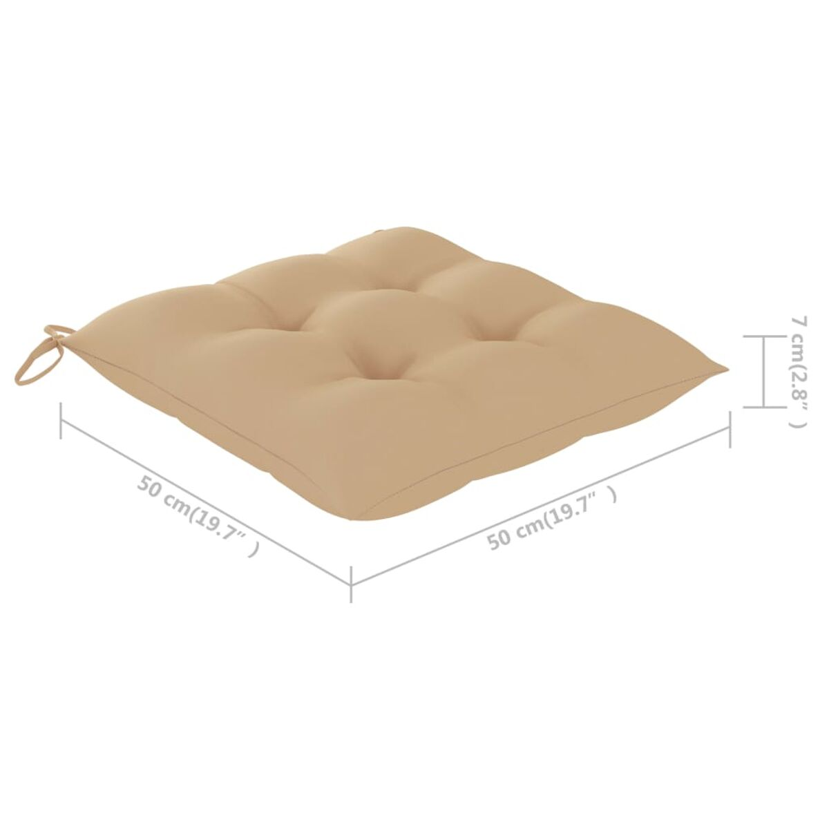 Quadratisches beiges Kissen mit Knöpfen. Das Kissen ist 50x50 cm groß und 7 cm dick. Weißer Hintergrund.
