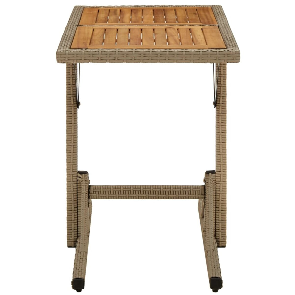 Kleiner Korbtisch. Die Oberseite ist aus Holz. Die Beine sind klappbar. Weißer Hintergrund.