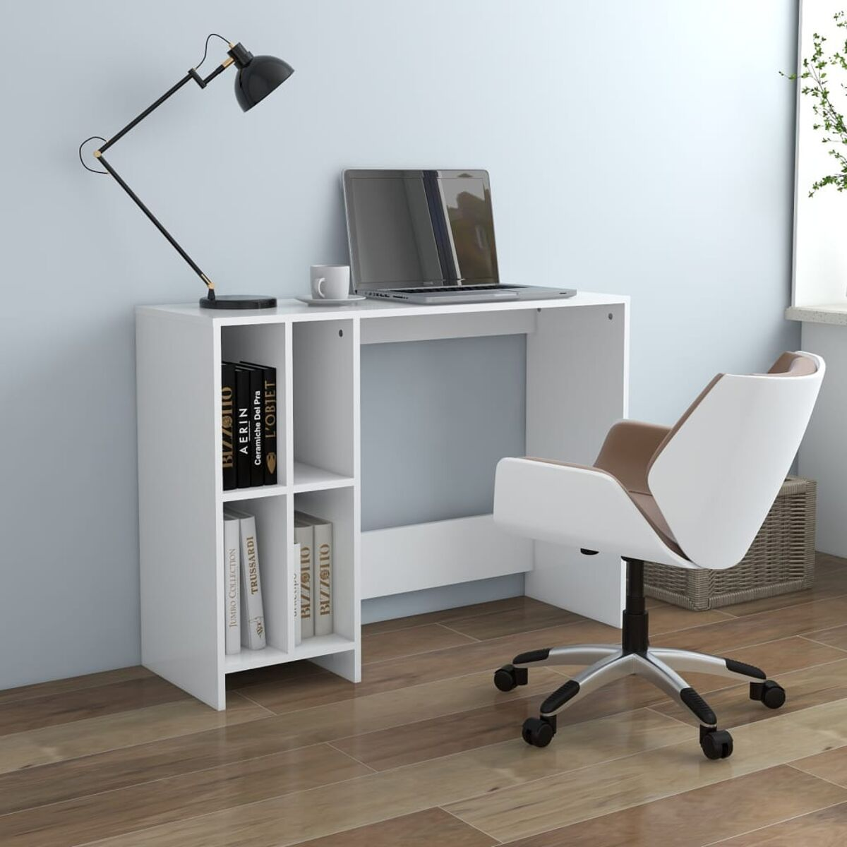 Weißer Schreibtisch mit Laptop, Lampe, Stuhl und Büchern. Hintergrund: Wand, Fenster. Brauner Holzboden.