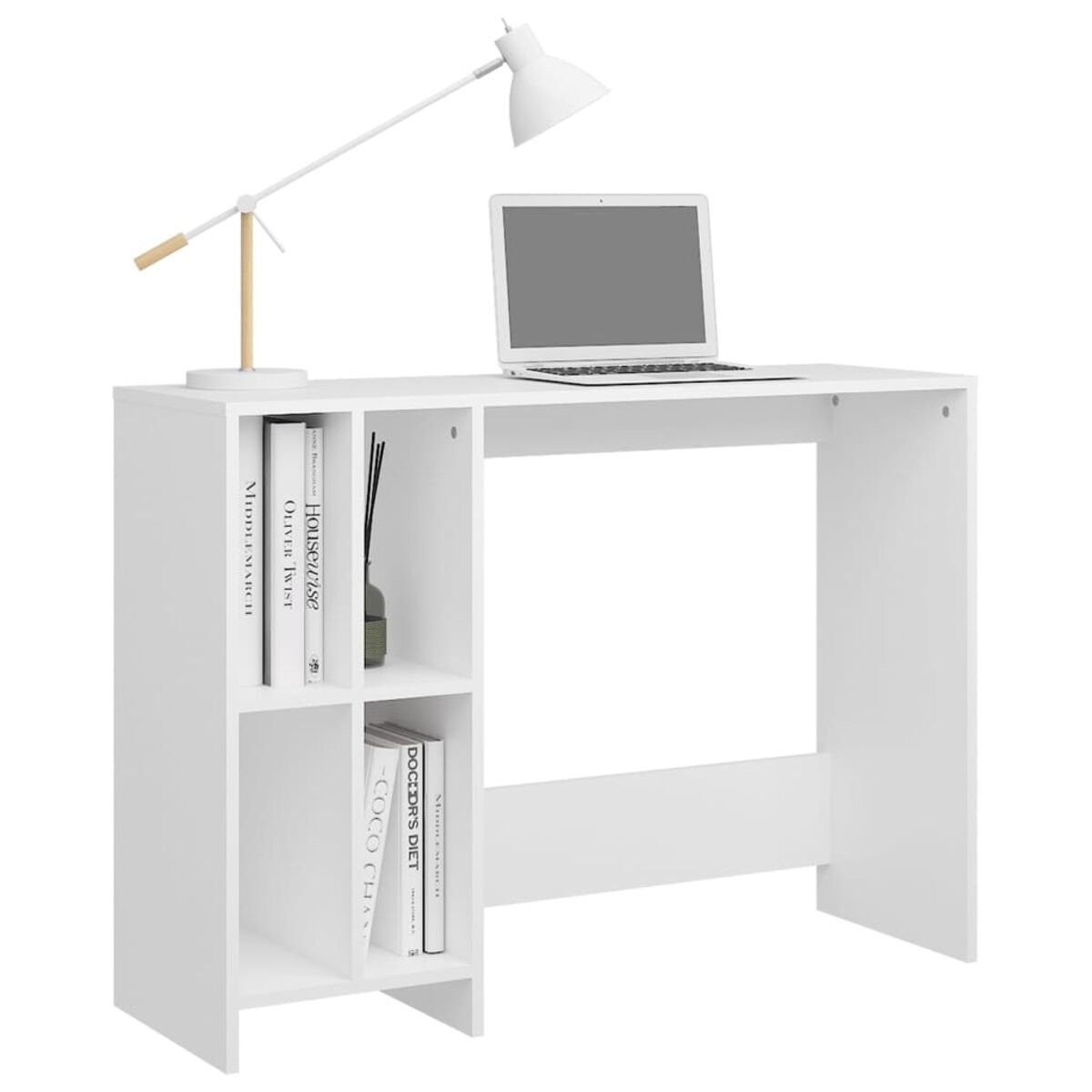 Weißer Schreibtisch mit Laptop, Lampe und Büchern. Bücherregal links. Weißer Hintergrund.