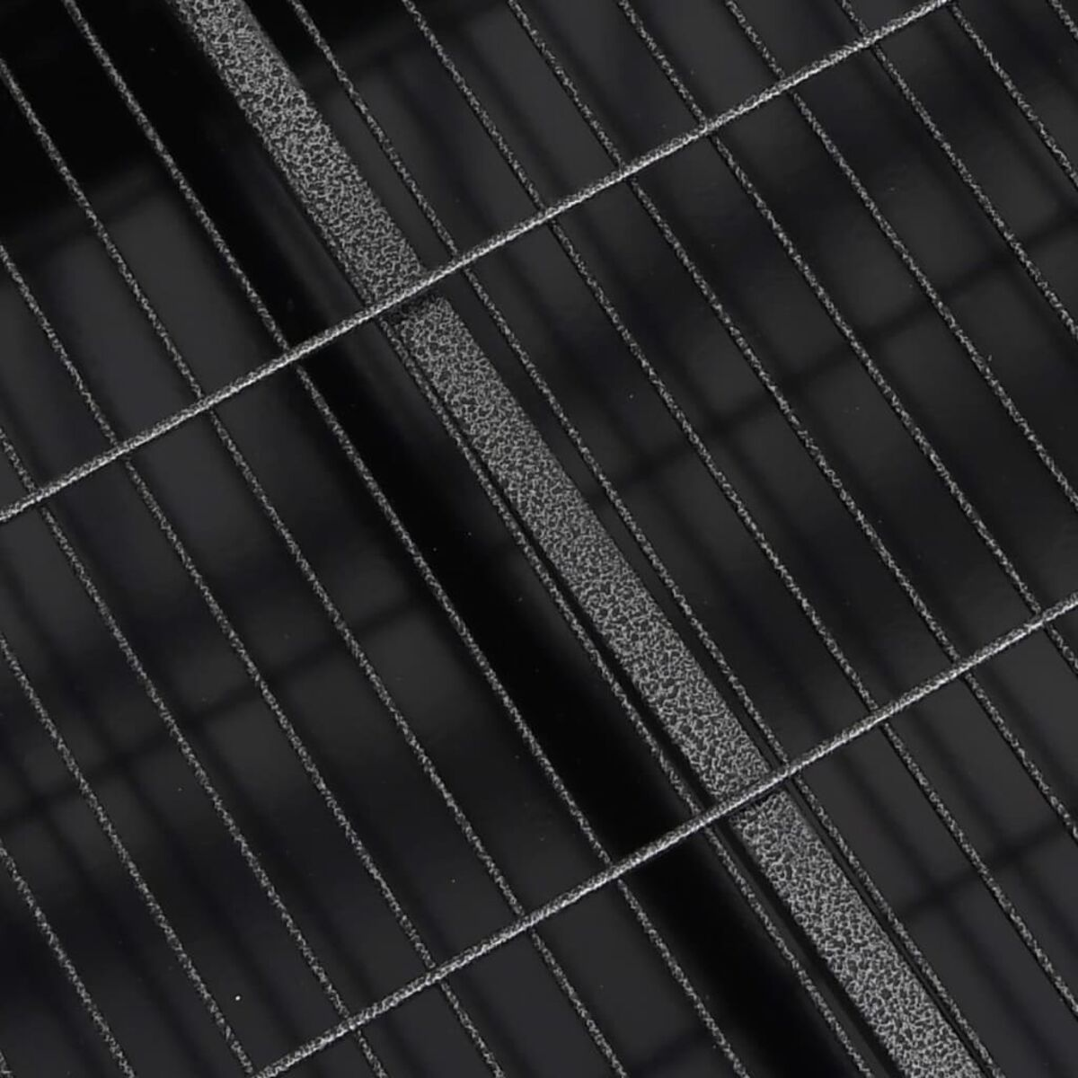 Nahaufnahme eines schwarzen Grillrosts. Horizontale und vertikale Linien. Schwarzer Hintergrund.