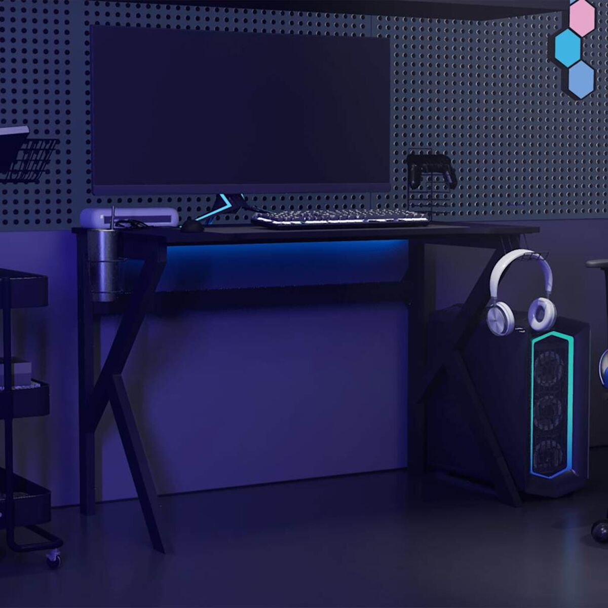 Gaming-Setup mit Monitor, Tastatur und PC, mit blauer Beleuchtung.