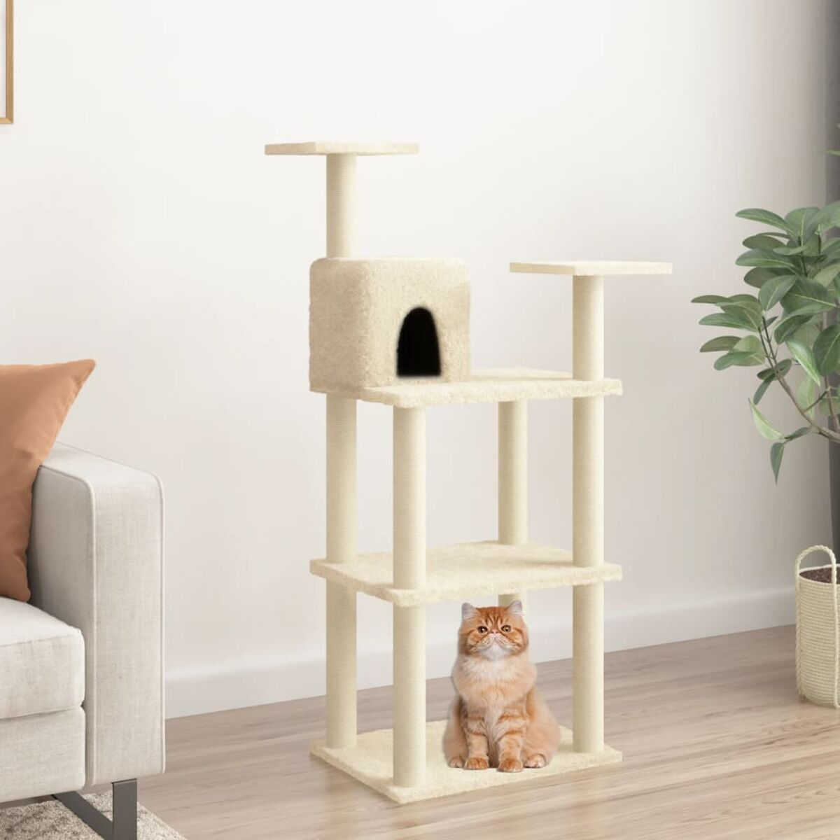 Katzenbaum mit beigen Plattformen und Katze.
