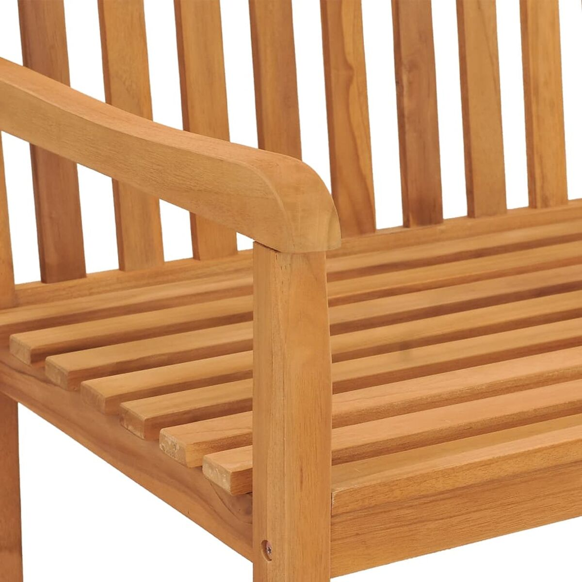Armlehne der Holzbank. Das Holz hat sichtbare Maserung. Weißer Hintergrund.