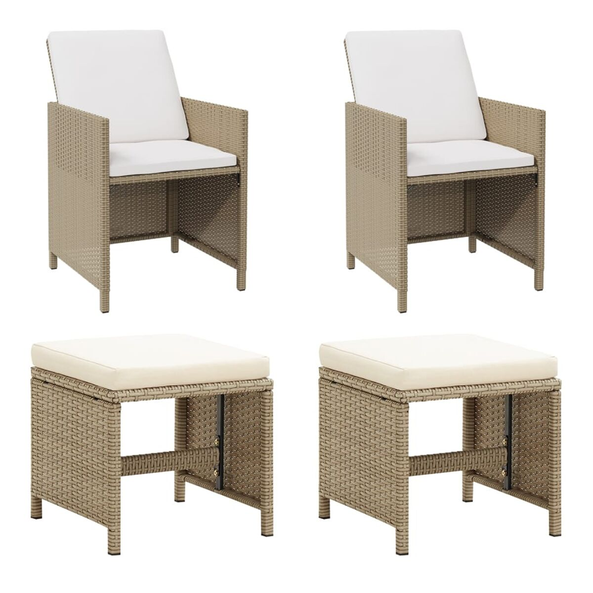 Zwei beige gewebte Stühle und zwei passende Fußhocker mit cremefarbenen Kissen. Weißer Hintergrund.