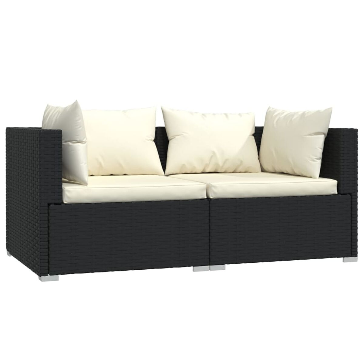 Ein schwarzes Korbmöbel-Sofa mit zwei Sitzen und cremefarbenen Kissen, vor weißem Hintergrund.