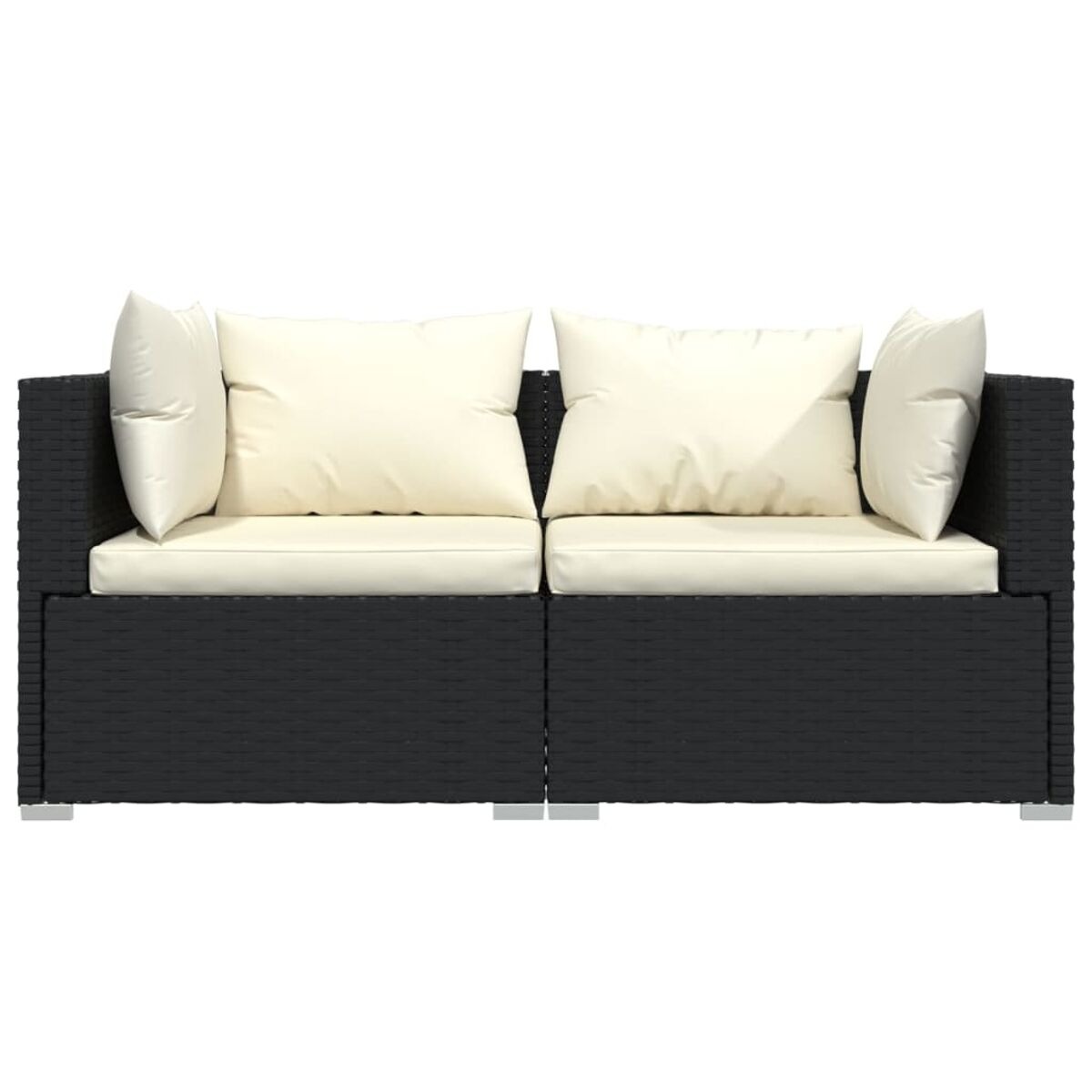 Ein schwarzes gewebtes Outdoor-Sofa mit weißen Kissen. Weißer Hintergrund.