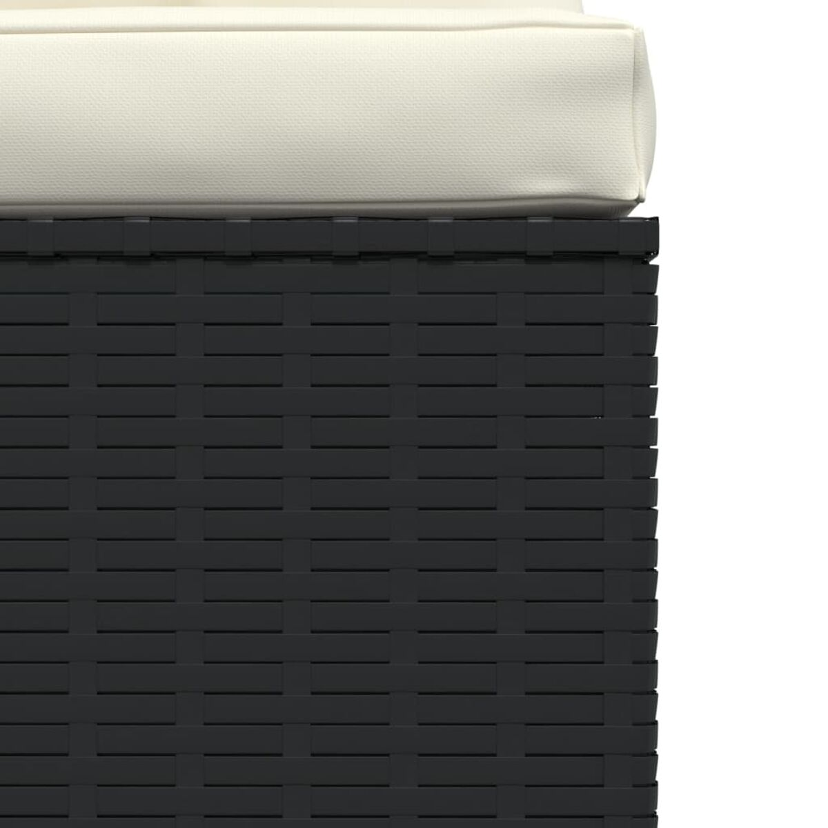 Nahaufnahme einer schwarzen Ottomanen aus Korbgeflecht. Das Kissen ist beige. Weißer Hintergrund.