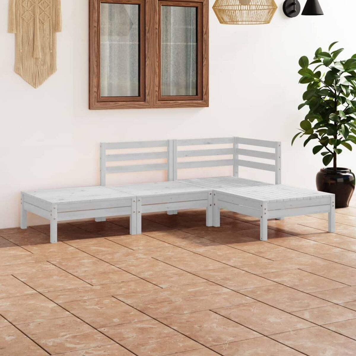 Weißes Holz-Sofa-Set im Freien vor einer weißen Wand mit Fenstern, Makramee und einer Pflanze.