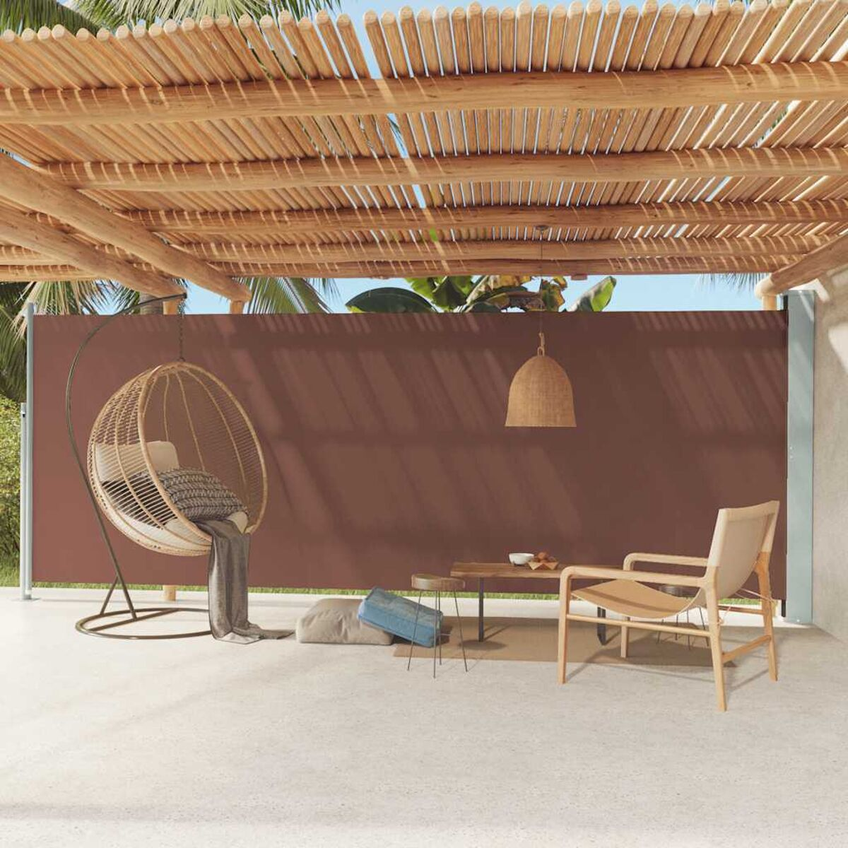 Eine Terrasse mit Hängestuhl, Stuhl, Tisch und Schattenspender. Der Schattenspender ist braun, Palmen sind zu sehen.