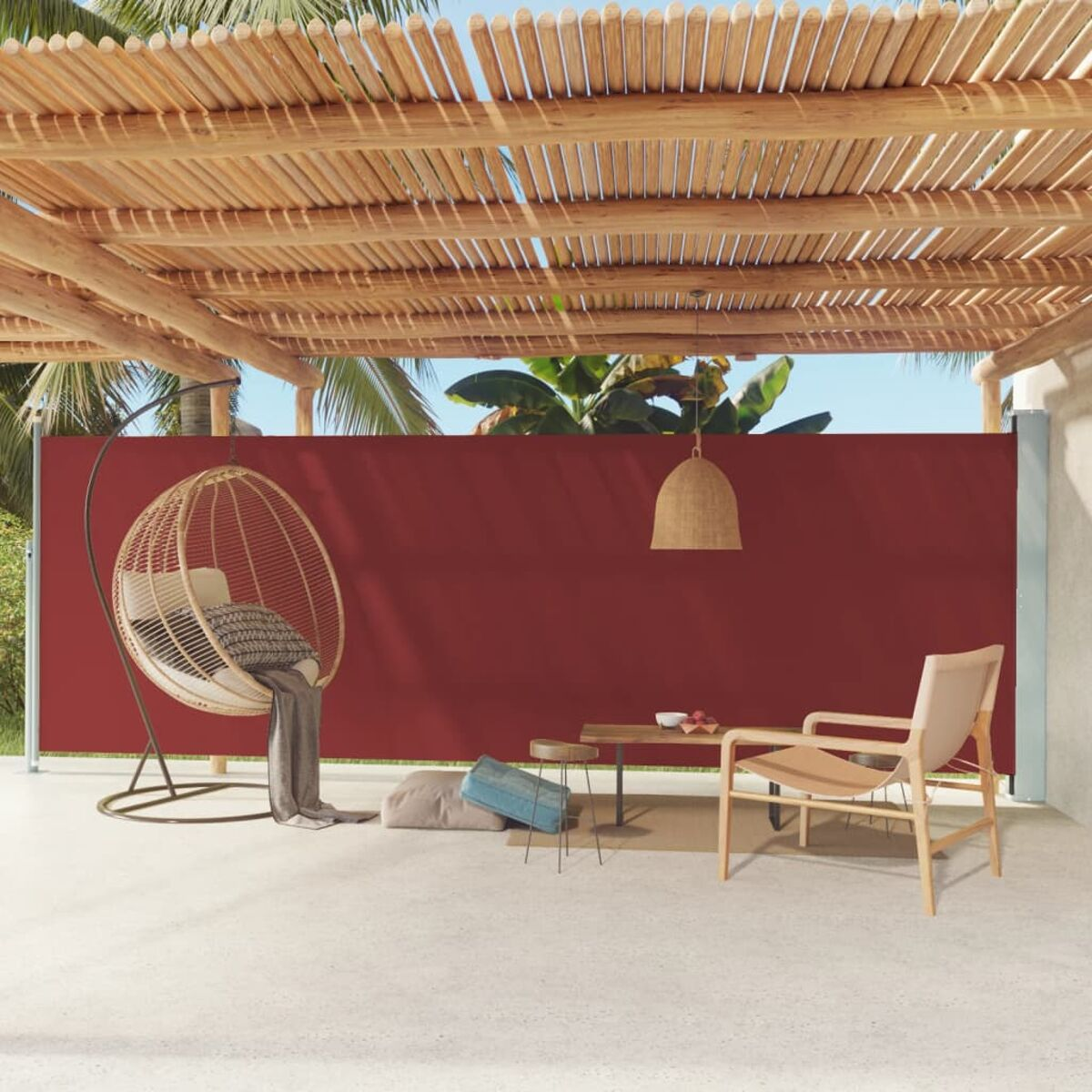 Eine Terrasse mit roter Leinwand, Hängekorb und verschiedenen Möbeln. Die Szene ist sonnig.