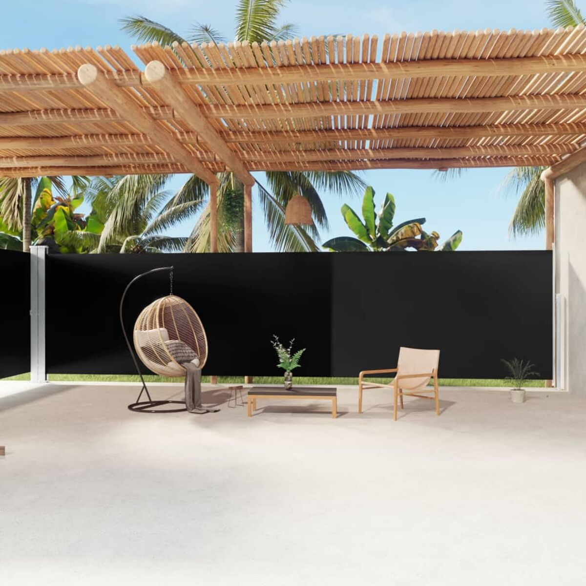 Eine Terrasse mit schwarzem Sichtschutz, Stühlen, Tisch und Pflanzen.