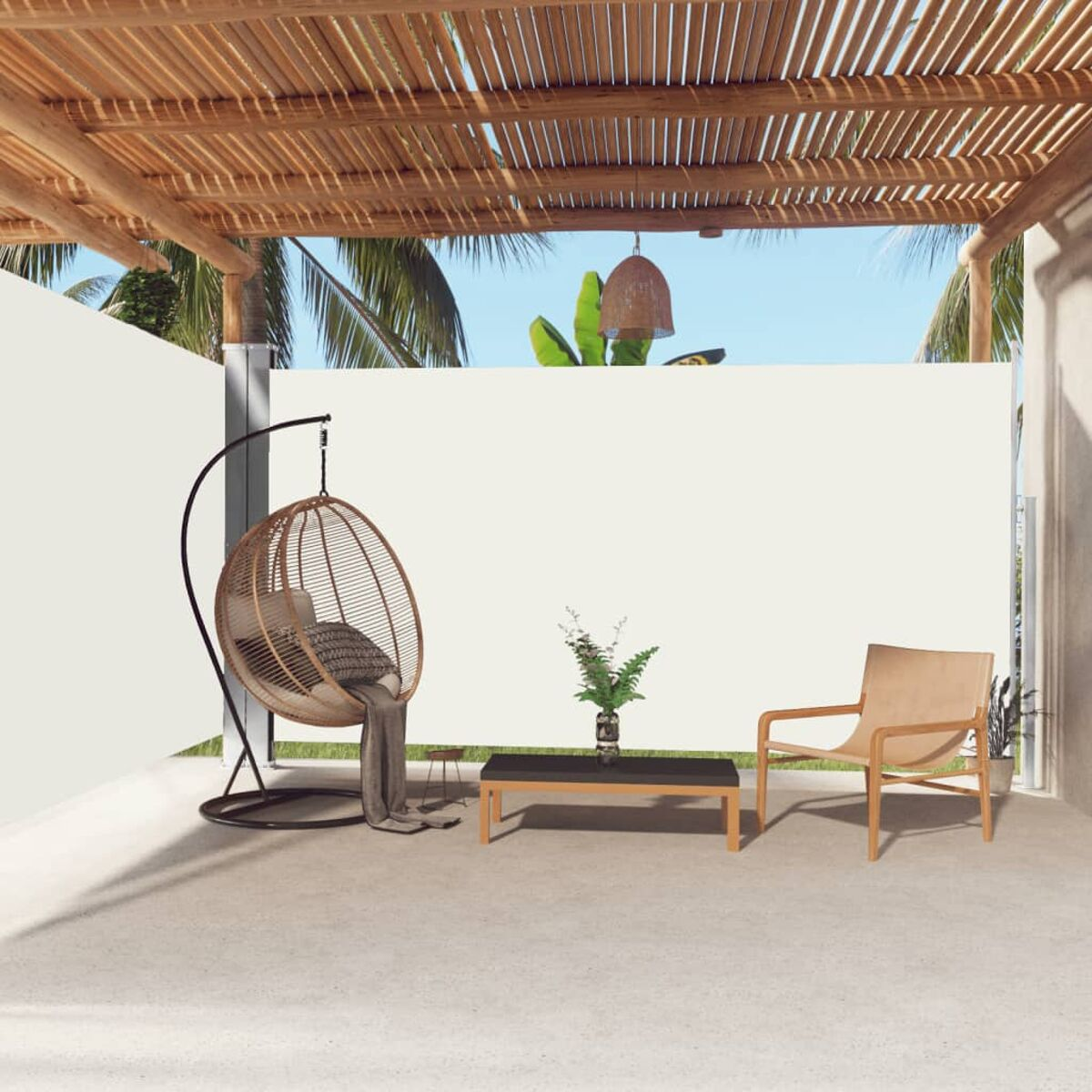 Außenbereich mit Hänge- und Stuhl, Tisch unter Holzpergola. Palmen sind zu sehen.