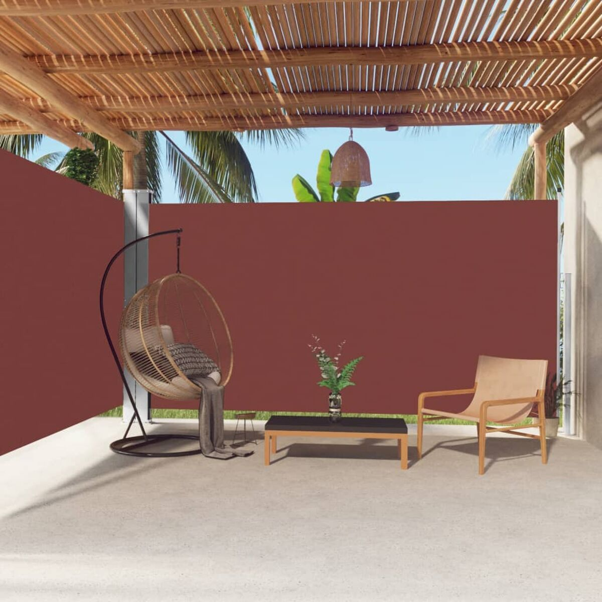 Terrasse im Freien mit roter Leinwand, Hängestuhl, Tisch und Stuhl. Sonniger Tag.