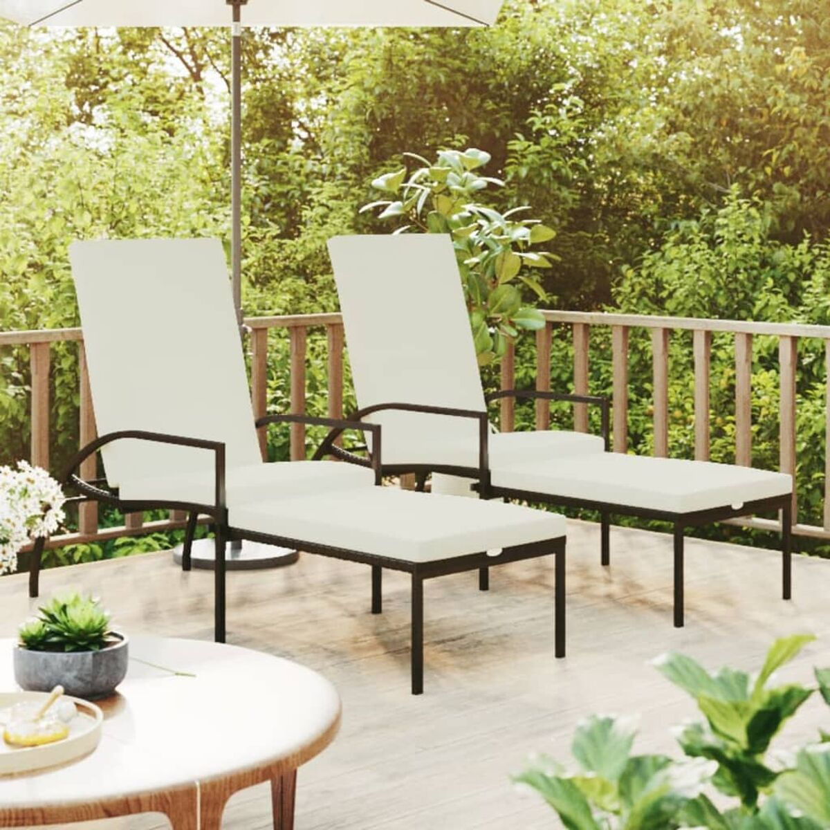 Outdoor-Set: zwei weiße Liegestühle und eine Fußstütze. Grüner Hintergrund.