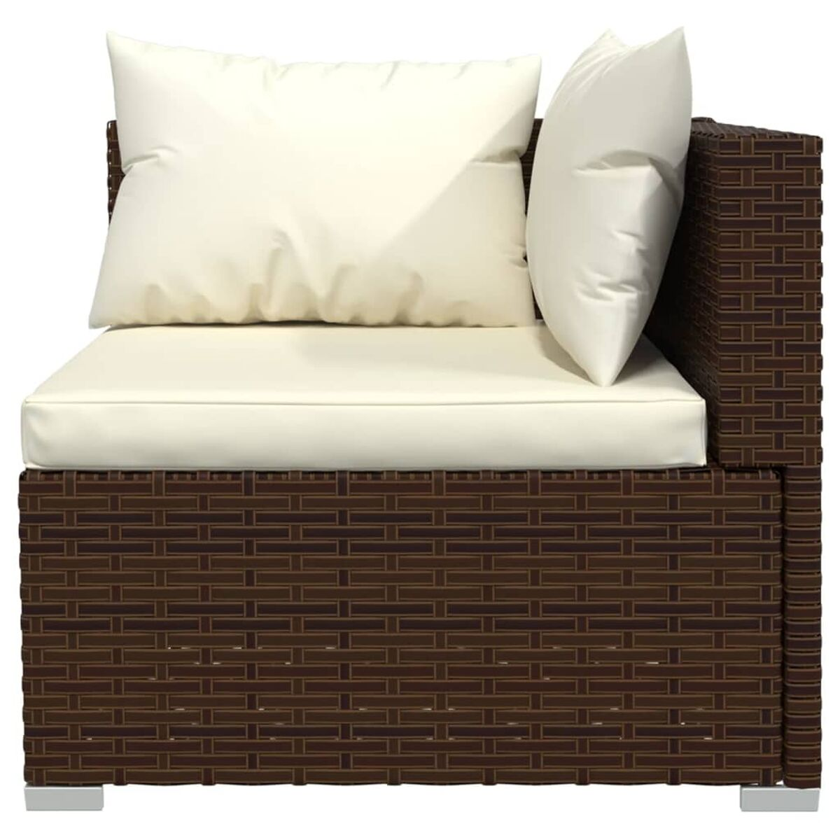 Ein braunes Ecksofa aus Korbgeflecht mit einem weißen Kissen. Das Sofa hat zwei Kissen.