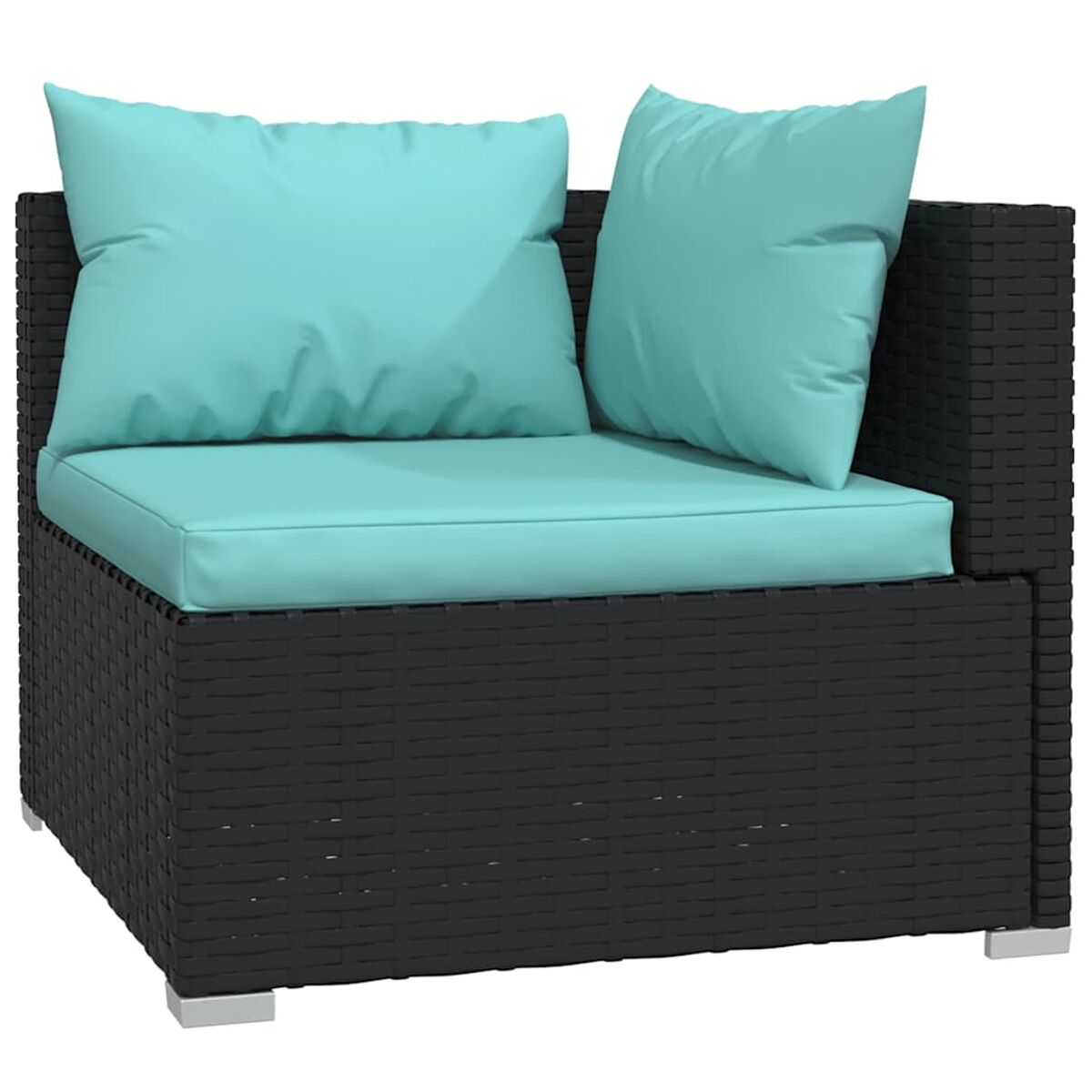 Ein schwarzes Ecksofa aus Korbgeflecht mit zwei türkisfarbenen Kissen. Das Sofa steht auf einem weißen Sockel.