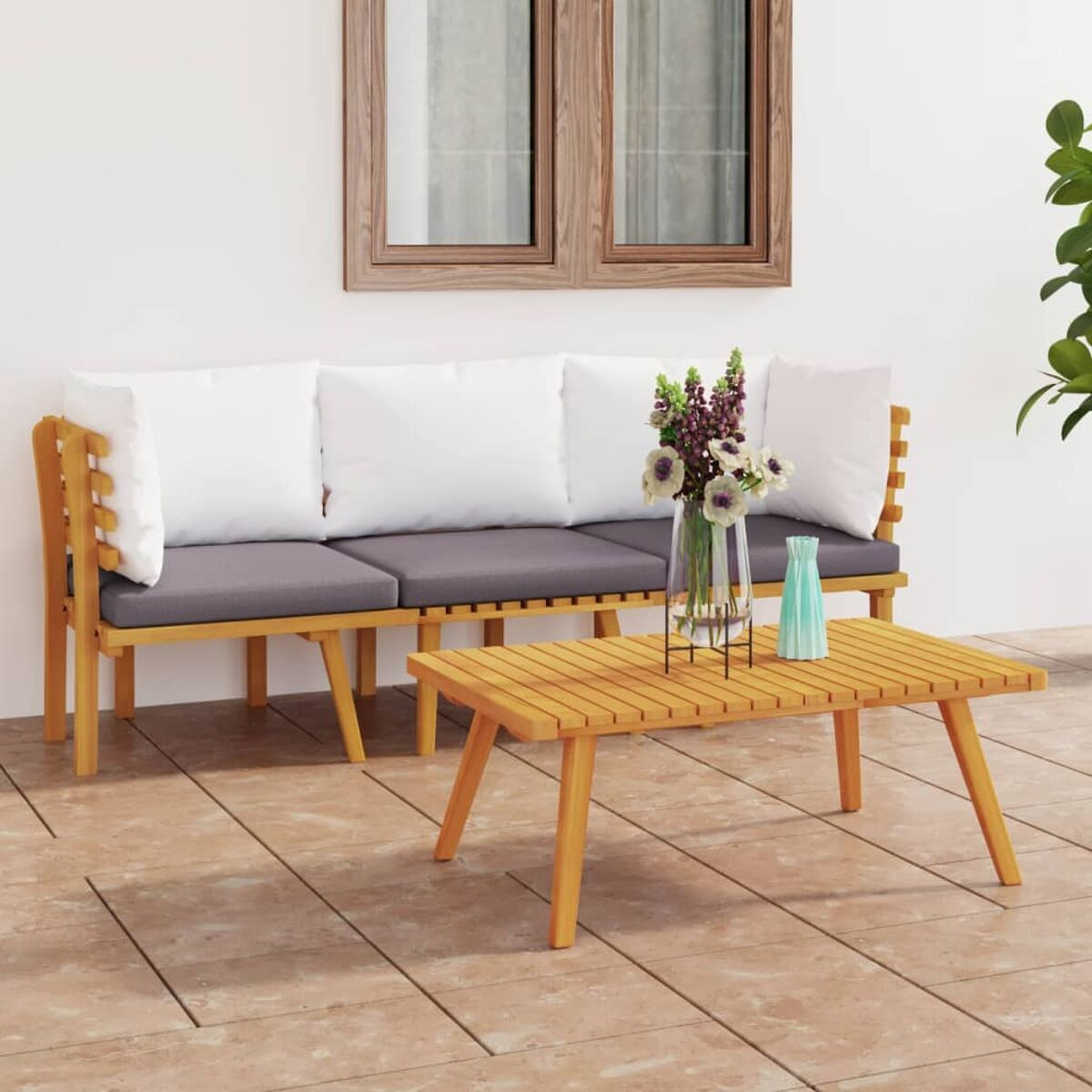 Outdoor-Terrassenset mit Holzsofa und Couchtisch. Weiße Kissen, Blumenvase.