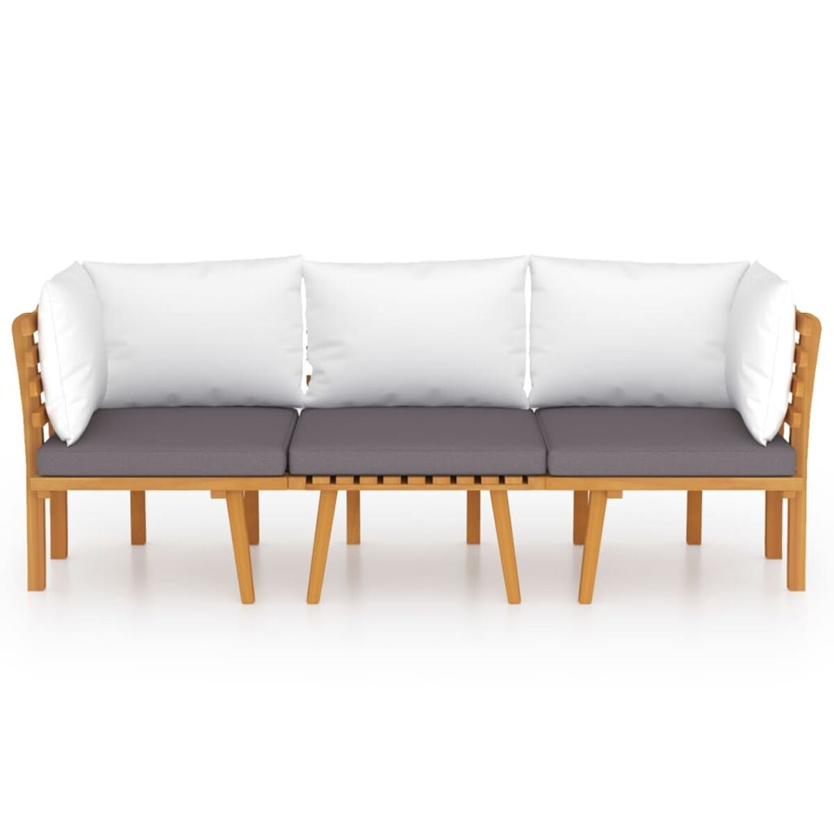 Holz-Outdoor-Sofa mit drei grauen Kissen. Weiße Kissen an den Seiten. Weißer Hintergrund.