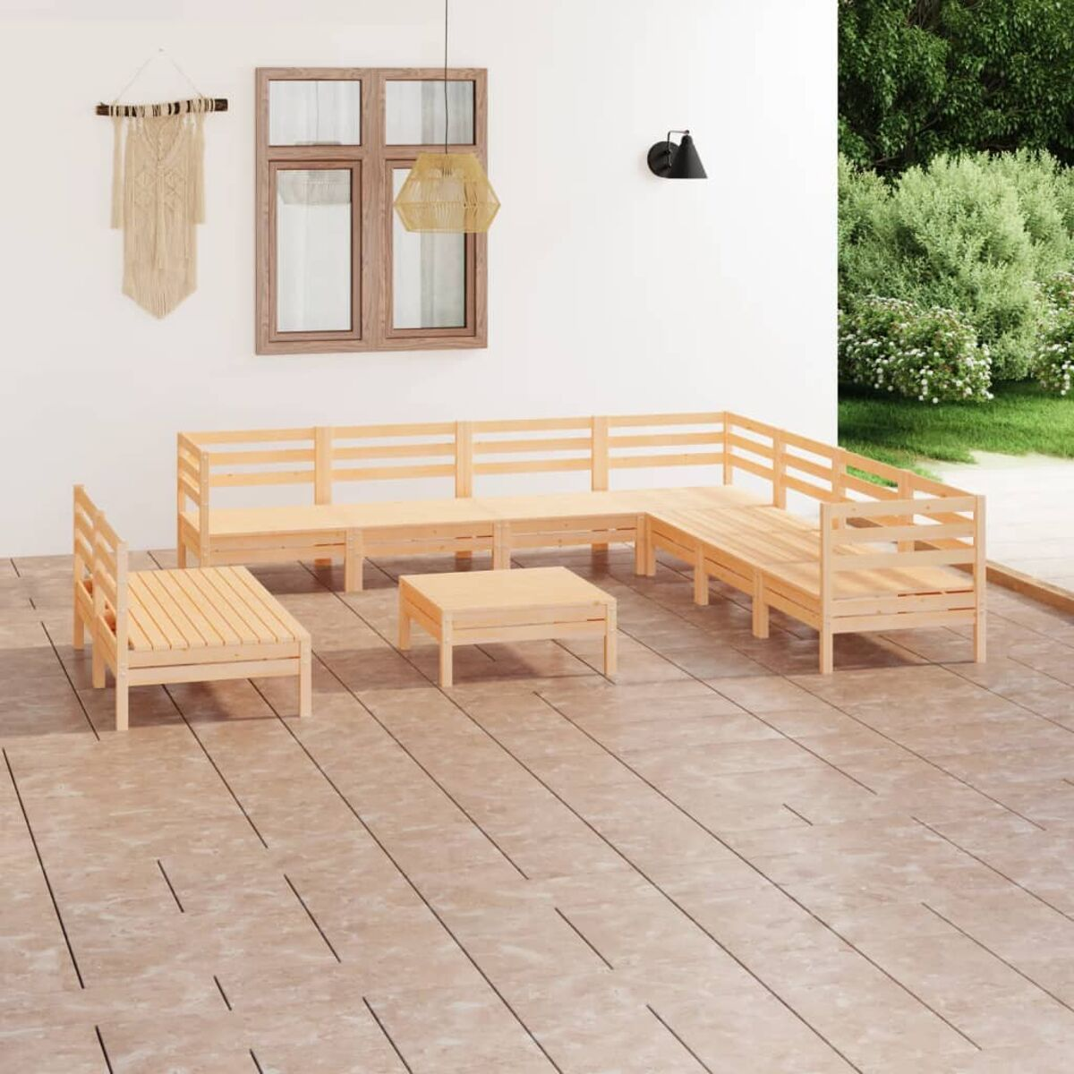 Outdoor-Sitzgruppe aus Naturholz. Sie umfasst ein Sofa, Stühle und einen Couchtisch. Neutraler Hintergrund.