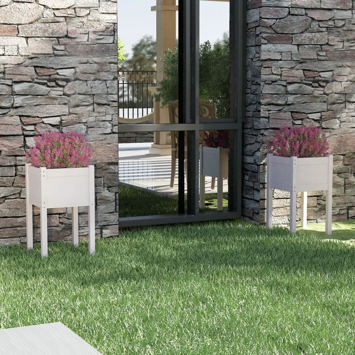 Zwei weiße Pflanzgefäße mit rosa Blumen auf Gras, eine Wand und ein Fenster im Hintergrund.