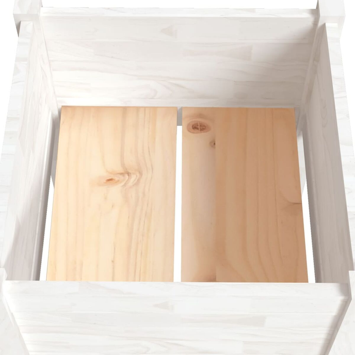 In einer weißen Holzkiste sind zwei Holzbretter sichtbar.